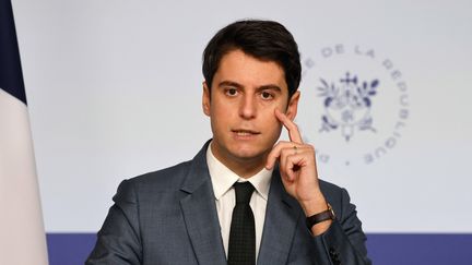 Le porte-parole du gouvernement Gabriel Attal lors d'un point presse à la sortie du conseil des ministres mercredi 23 février 2022. (LUDOVIC MARIN / AFP)