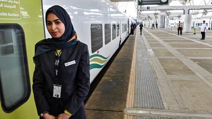 Une employée du chemin de fer à grande vitesse Haramain à Jeddah (Arabie Saoudite). Photo d'illustration. (GIUSEPPE CACACE / AFP)