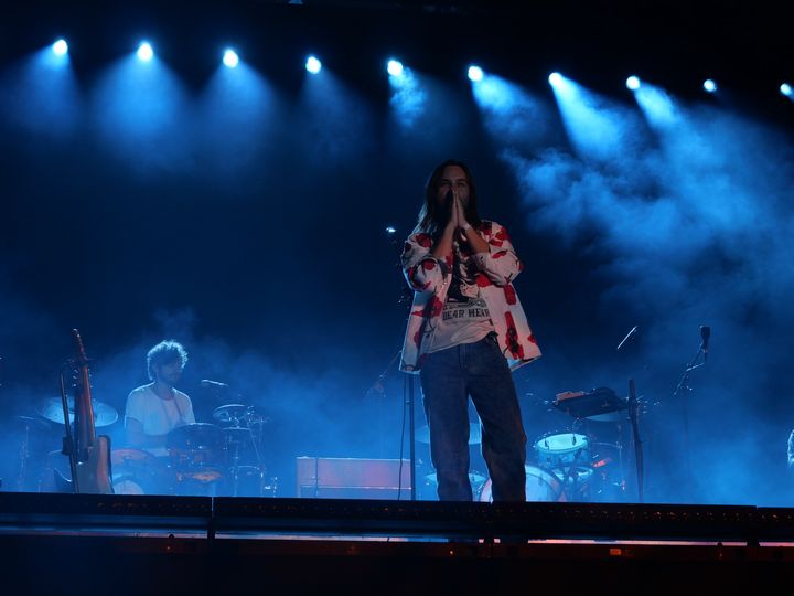 Kevin Parker apparaît sur grande scène du festival Rock en Seine, jean, T-shirt et chemise à fleurs sur le dos.&nbsp;Les mains jointes, il salue comme à son habitude un public assoiffé de sa verve psychédélique. (NISRINE MANAI)