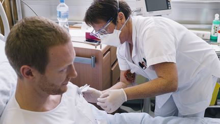 Manuel Schibler re&ccedil;oit une dose du vaccin VSV-ZEBOV, le 10 novembre 2014, &agrave; l'h&ocirc;pital de Gen&egrave;ve (Suisse). (HOPITAUX UNIVERSITAIRES DE GENEVE)