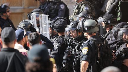 Des forces de sécurité israéliennes déployées près de l'Esplanade des mosquées, à Jérusalem, le 22 avril 2022. (MOSTAFA ALKHAROUF / ANADOLU AGENCY / AFP)