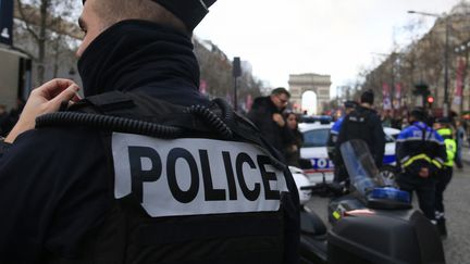 Des policiers en patrouille sur les Champs-Elysées, à Paris, le 31 décembre 2023. (QUENTIN DE GROEVE / HANS LUCAS / AFP)