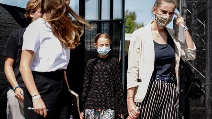 Greta Thunberg à son arrivée à la conférence de presse après sa rencontre avec Angela Merkel, le 20 août 2020 à Berlin, aux côtés de deux autres activistes pour le climat, Luisa Neubauer (à gauche) et Adélaïde Charlier (à droite). (KAY NIETFELD / DPA / AFP)