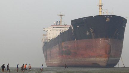 Des ouvriers sur un chantier de démolition de navires au Bangladesh. (AFP / Biosphoto / Pierre Torset)