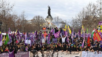 Des membres de la communauté kurde défilent à Paris, le 7 janvier 2023. (ALAIN JOCARD / AFP)