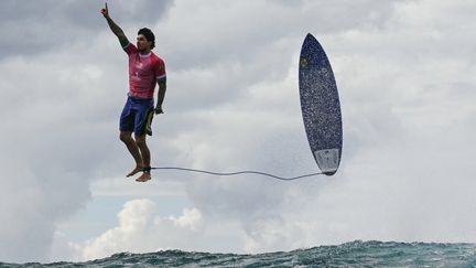 Lévitation. Le surfeur brésilien Gabriel Medina figé dans une image incroyable à la sortie du tube, sur le site de Teahupo'o, à Tahiti, le 29 juillet 2024. (JEROME BROUILLET / AFP)