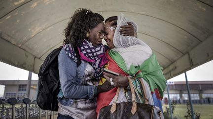 Deux sœurs de la diaspora&nbsp;érythréenne réunies après 20 ans de séparation à Asmara, la capitale du pays. 19 juillet 2018 (STRINGER / AFP)