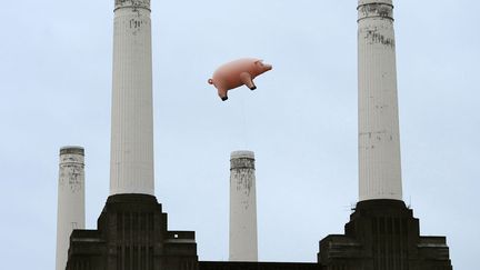 Un ballon en forme de cochon flotte au-dessus de la Battersea Power Station pour promouvoir la r&eacute;&eacute;dition des albums du groupe britannique Pink Floyd, Londres (Royaume-Uni), le 26 septembre 2011. (FACUNDO ARRIZABALAGA / AFP)