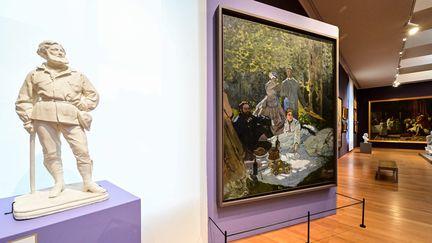 "Le Déjeuner sur l'herbe" de Claude Monet prêté par le musée d'Orsay au musée des Beaux-Arts de Besançon jusqu'au 2 juin 2024. (FRANCK LALLEMAND / MAXPPP)
