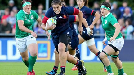 Annaelle Deshayes et ses&nbsp;coéquipières ont battu l'Irlande, elles s'attaquent maintenant à l'Angleterre en demi-finale de la Coupe du monde de rugby. (PAUL FAITH / AFP)