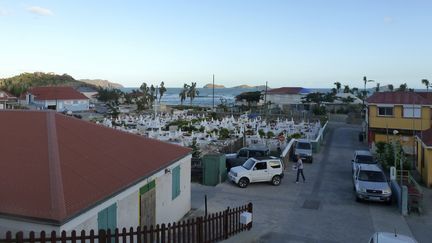 Le cimetière de Lorient, sur l'île de Saint-Barthélemy, où sera inhumé Johnny Hallyday, lundi 11 décembre 2017.&nbsp; (VALENTINE AUTRUFFE / AFP)