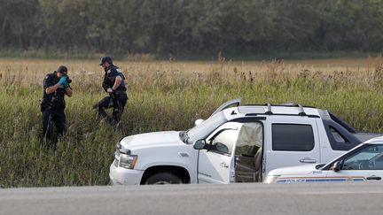 La gendarmerie royale du Canada la recherche d'indices, le 7 septembre 2022, dans la province de la Saskatchewan (Canada). (LARS HAGBERG / AFP)