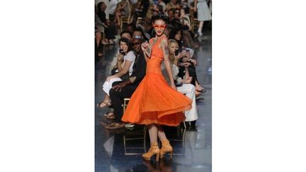 &quot;La robe mimolette de Jean Paul Gaultier illustre bien cette tendance amorcée cet hiver et confirmée l&#039;été prochain par un orange franc, du jaune soleil, du vert sapin, de l&#039;émeraude et du bleu lapiz lazuli et le bleu klein&quot;
 (Jean Paul Gaultier, printemps-été 2012. AFP. P. Verdy)