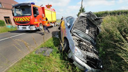 Une voiture accidentée sur une route secondaire à Godewaersvelde (Nord), le 30 juin 2013. (PHILIPPE HUGUEN / AFP)