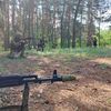 Dans une forêt de Zaporijjia, une unité de la 110e brigade d’infanterie de la défense territoriale s’entraîne au tir. (CAMILLE MAGNARD / RADIO FRANCE)