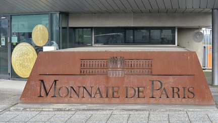 L'entrée du&nbsp;site industriel de la Monnaie de Paris, à Pessac (Gironde). C'est là que seront produites&nbsp;300 millions de pièces pour l'Arabie saoudite. (GEORGES GOBET / AFP)