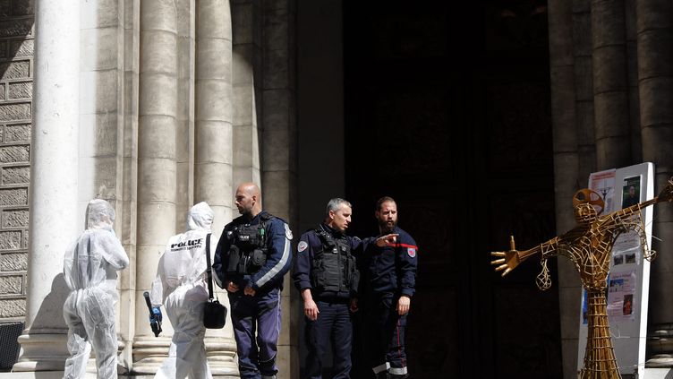 Des policiers devant l'église&nbsp;Saint-Pierre-d'Arène de Nice (Alpes-Maritimes), après une attaque au couteau, le 24 avril 2022.&nbsp; (MAXPPP)