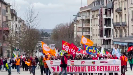 Le mouvement contre la réforme des retraites a mis en lumière la mobilisation des plus petites communes et des villes moyenne. Une France périphérique qui entend ne pas rester dans l’ombre et s’exprimer, évoquant son sentiment de déclassement. Reportage à Rodez. (FRANCE 2)