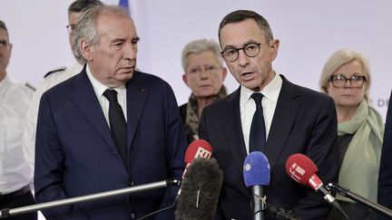 François Bayrou (G) et Bruno Retailleau (D) lors d'une conférence de presse sur Mayotte, le 14 décembre 2024. (STEPHANE DE SAKUTIN / AFP)