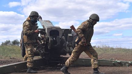 Des soldats russes du groupe Wagner ciblent des positions ukrainiennes, le 7 septembre 2022, dans les environs de Bakhmout, dans la région de Donetsk, en Ukraine. (SPUTNIK / SIPA)