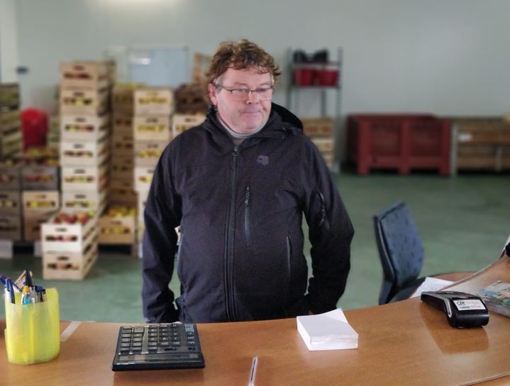 Dominique Liard fait de la vente directe sur son exploitation à Saint Jean Brévelay.&nbsp; (ERIC AUDRA / RADIOFRANCE)