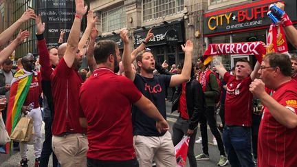 La joie des supporters de Liverpool, le 1er juin.&nbsp; (FANNY LECHEVESTRIER / FRANCEINFO)