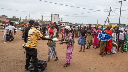 Une distribution de nourriture à Accra, au Ghana, le 4 avril 2020. (NIPAH DENNIS / AFP)