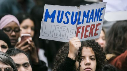 Een jonge vrouw tijdens een demonstratie tegen islamofobie in Parijs, 10 november 2019. (VINCENT IORE / MAXPPP / IP3)