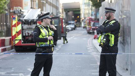 Des policiers bloquent les accès au lieu de l'attaque terroriste dans le secteur du Borough Market et du London Bridge, le 4 juin 2017 à Londres (Royaume-Uni). (ISABEL INFANTES / ANADOLU AGENCY / AFP)