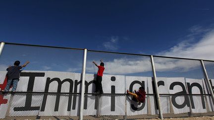 du côté américain, de jeunes Mexicains essayent d’entrevoir le Pape qui a célébré à moins de cent mètres des grillages de la frontière mexicaine une messe géante pour promouvoir les droits des migrants. (REUTERS/Jose Luis Gonzalez)