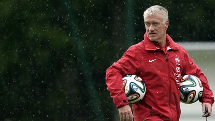 Le s&eacute;lectionneur de l'&eacute;quipe de France de football, Didier Deschamps, &agrave; l'entra&icirc;nement &agrave; Clairefontaine (Yvelines), le 21 mai 2014. (FRANCK FIFE / AFP)