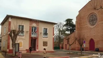 En Haute-Garonne, à Saint-Jory, le maire propose des bons d'achat ou une réduction d'impôts à tous les administrés. Une mesure qui ne passe pas auprès de l'opposition à trois mois des municipales. (France 2)