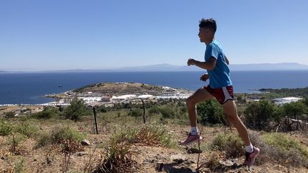 Mahmood Alizada sur les hauteurs du camp de Mavrovouni, sur l'île de Lesbos (Grèce), le 17 juin 2022. (LOUISE LE BORGNE / FRANCEINFO: SPORT)