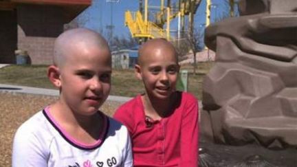 Kamryn (&agrave; gauche), s'est vue refuser l'entr&eacute;e de son &eacute;cole apr&egrave;s s'&ecirc;tre ras&eacute;e la t&ecirc;te en solidarit&eacute; avec son amie Delaney (&agrave; droite), atteinte d'un cancer. (KDRTV)