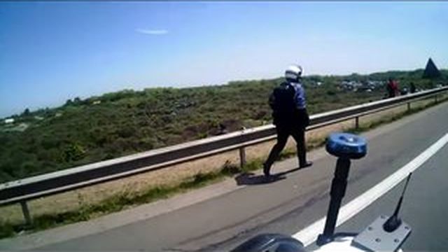 Calais : les CRS mettent en ligne des vidéos pour dénoncer la violence des migrants