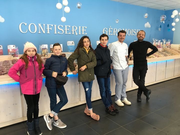 Charlie, Gabin, Eléna, Titouan. A leurs cotés, les frères Justin et Manuel Wexler qui dirigent La Confiserie Géromoise, à Gérardmer. (INGRID POHU / RADIO FRANCE)