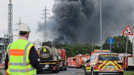 Un incendie s'est déclenché après une explosion sur un site de traitement de déchets à&nbsp;Leverkusen (Allemagne), le 27 juillet 2021. (OLIVER BERG / DPA / AFP)