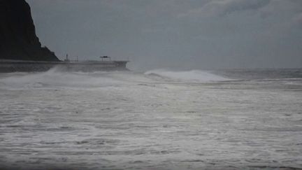 En direct depuis La&nbsp;Réunion, jeudi&nbsp;3 février, le journaliste Jean-Marc&nbsp;Collienne&nbsp;apporte des précisions sur la situation météorologique sur l'île. (FRANCE 3)