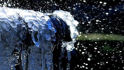 La Nouvelle Orléans, le 7 janvier 2014 : stalactite de glace pendant d'une fontaine de Canal Street complètement gelée par le vortex polaire qui touche les Etats-Unis. ( Sean Gardner/Getty Images/AFP)