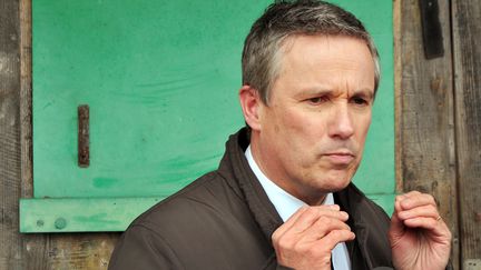 Le candidat Nicolas Dupont-Aignan en d&eacute;placement &agrave; Gujan-Mestras, le 10 avril 2012. (PIERRE ANDRIEU / AFP)