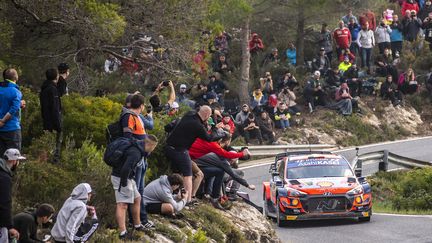 Thierry Neuville (Hyundai) en pleine action, samedi 16 octobre, lors de la deuxième journée du rallye d'Espagne. (NIKOS KATIKIS / NIKOS KATIKIS)