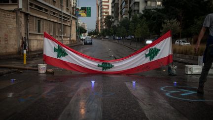 Un drapeau national barre l'entree (aux voitures) du quartier chrétien&nbsp;d'achrafieh, en direction du centre-ville de Beyrouth lors des manifestations de l'automne 2019. (BILAL TARABEY / LE PICTORIUM / MAXPPP)