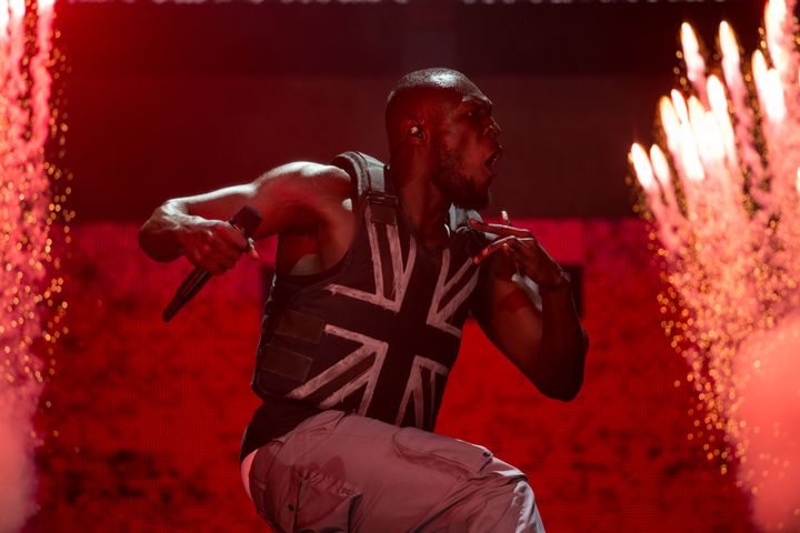 Le rappeur&nbsp;Stormzy, vêtu d'un gilet pare-balles décoré du drapeau britannique dessiné par Banksy, le 28 juin au Glastonbury Festival. (OLI SCARFF / AFP)