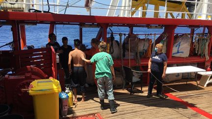 Des bénévoles de l'association SOS Méditerrannée viennent en aide de migrants à bord du bateau "Ocean Viking", le 2 juillet 2020. (SHAHZAD ABDUL / AFP)