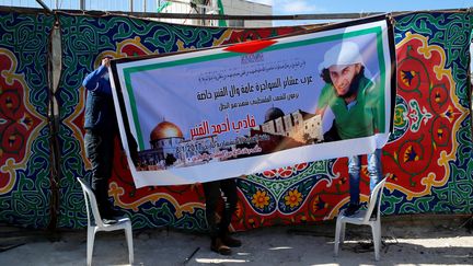 Une affiche représentant Fadi al-Qanbar, l'auteur de l'attaque mortelle au camion-bélier à Jérusalem, le 8 janvier 2017, décrochée dans son quartier d'origine,&nbsp;Jabel Mukaber. (? AMMAR AWAD / REUTERS / X90085)