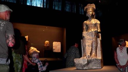 En ce moment au&nbsp;Mucem, à Marseille, a lieu l’exposition "Pharaons superstars".&nbsp;Khéops, Néfertiti, Ramsès et Cléopâtre fascinent aujourd'hui, pourtant, les plus connus d'entre eux, comme Toutânkhamon, avaient été à l'époque rejetés par les Égyptiens. (FRANCE 2)