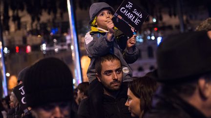 A Marseille, un enfant et son p&egrave;re participent &agrave; un rassemblement en hommage aux victimes de l'attentat commis au si&egrave;ge du journal "Charlie Hebdo", le 7 janvier 2015 &agrave; Paris. (MAXPPP)