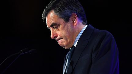 François Fillon lors d'un meeting à Pérols (Hérault), le 14 avril 2017. Sorti vainqueur à la surprise générale de la primaire de la droite, l'ancien Premier ministre a connu une campagne présidentielle plombée notamment par les soupçons d'emplois fictifs visant son épouse Penelope. (PASCAL GUYOT / AFP)