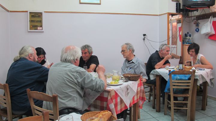 L'Anapsictirio, dans le quartier de&nbsp;Thissio,&nbsp;&agrave; Ath&egrave;nes,&nbsp;sert un plat unique par jour. (ELISE LAMBERT / FRANCETV INFO )