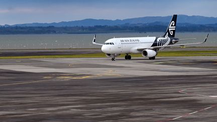 Un avion de la compagnie Air New Zealand à l'aéroport d'Auckland, le 26 août 2021. (WILLIAM WEST / AFP)